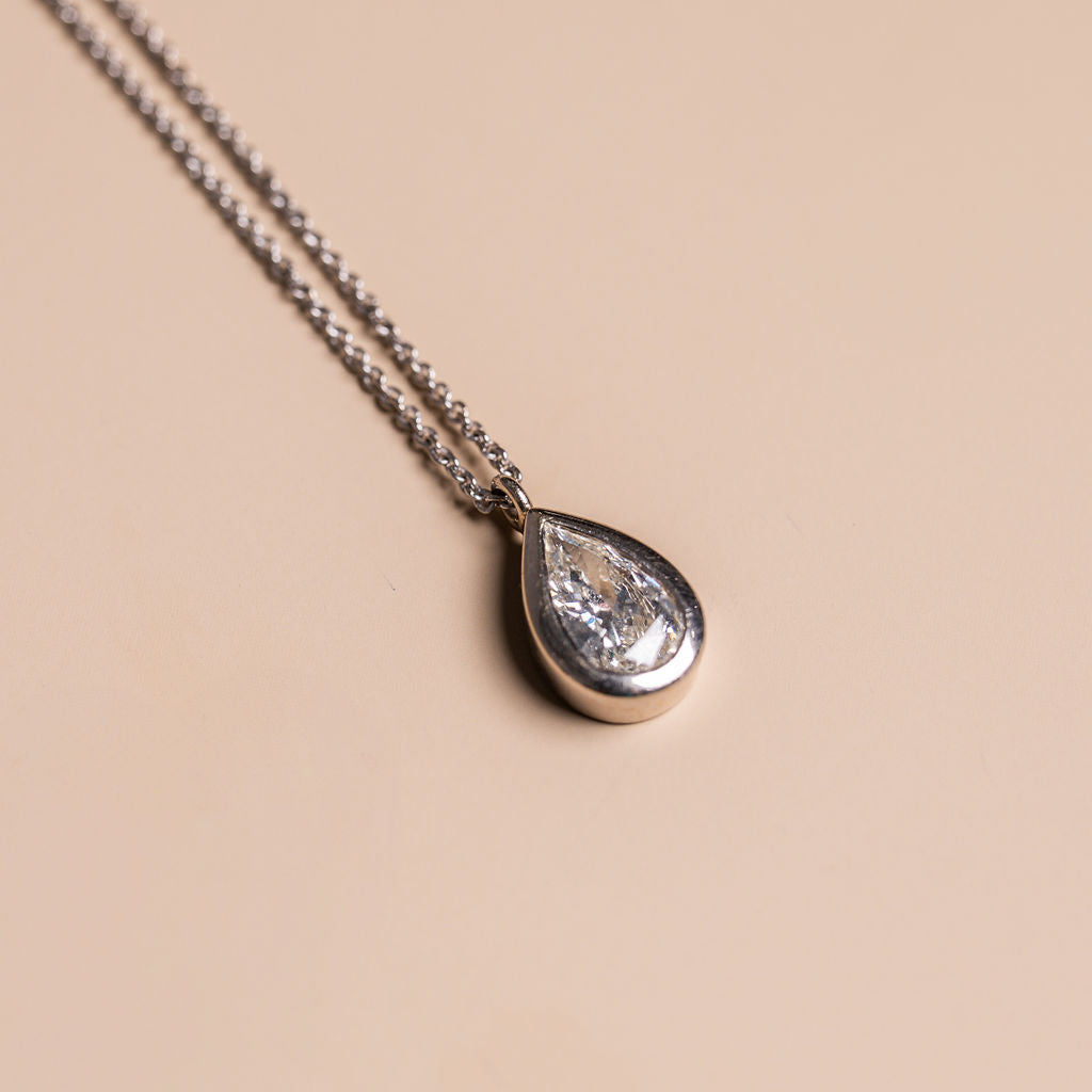 18k white gold 0.99ct H-I/SI2 pear shape bezel set pendant necklace modern vintage
