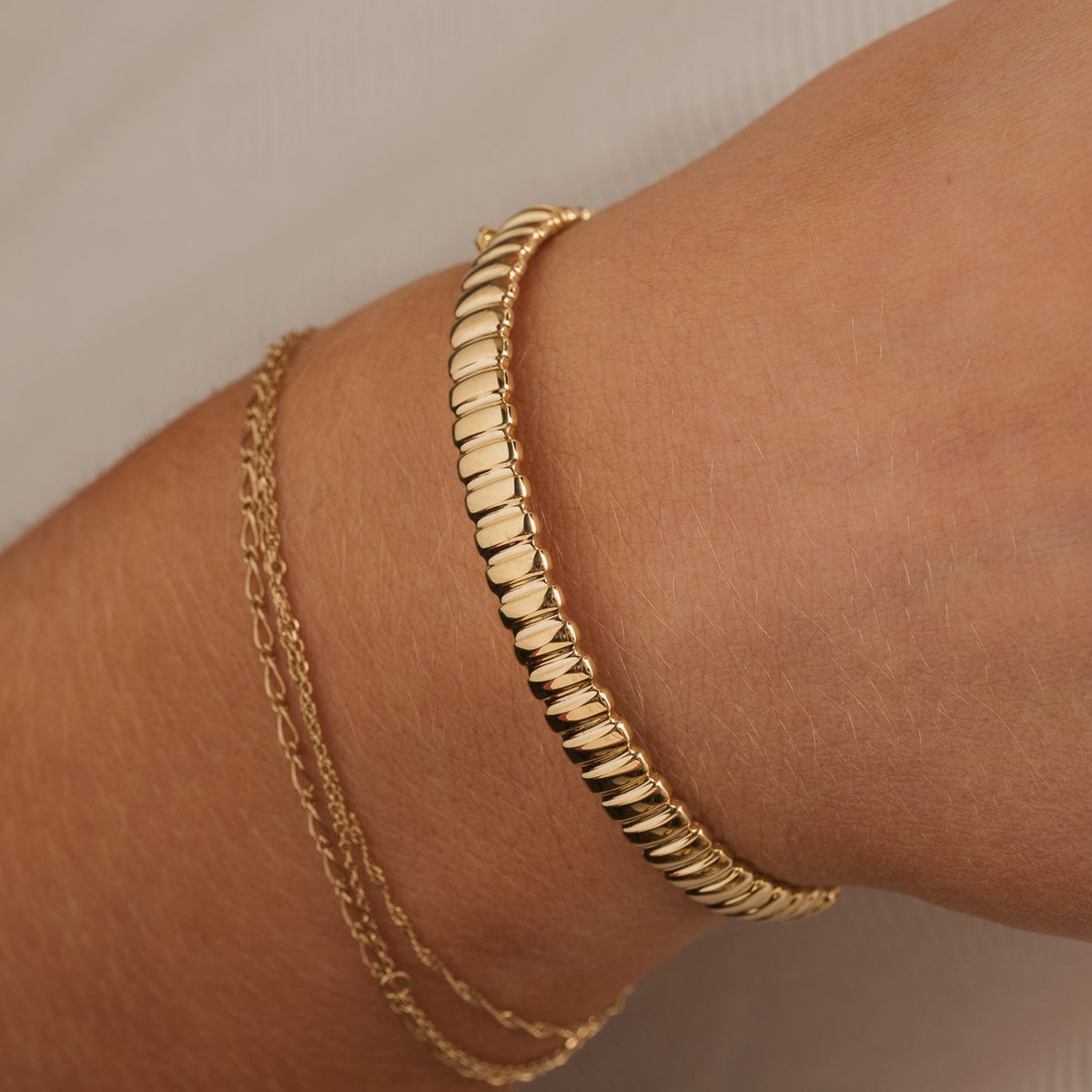 14k yellow gold polished grooved ridged bangle bracelet with safety clasp closure