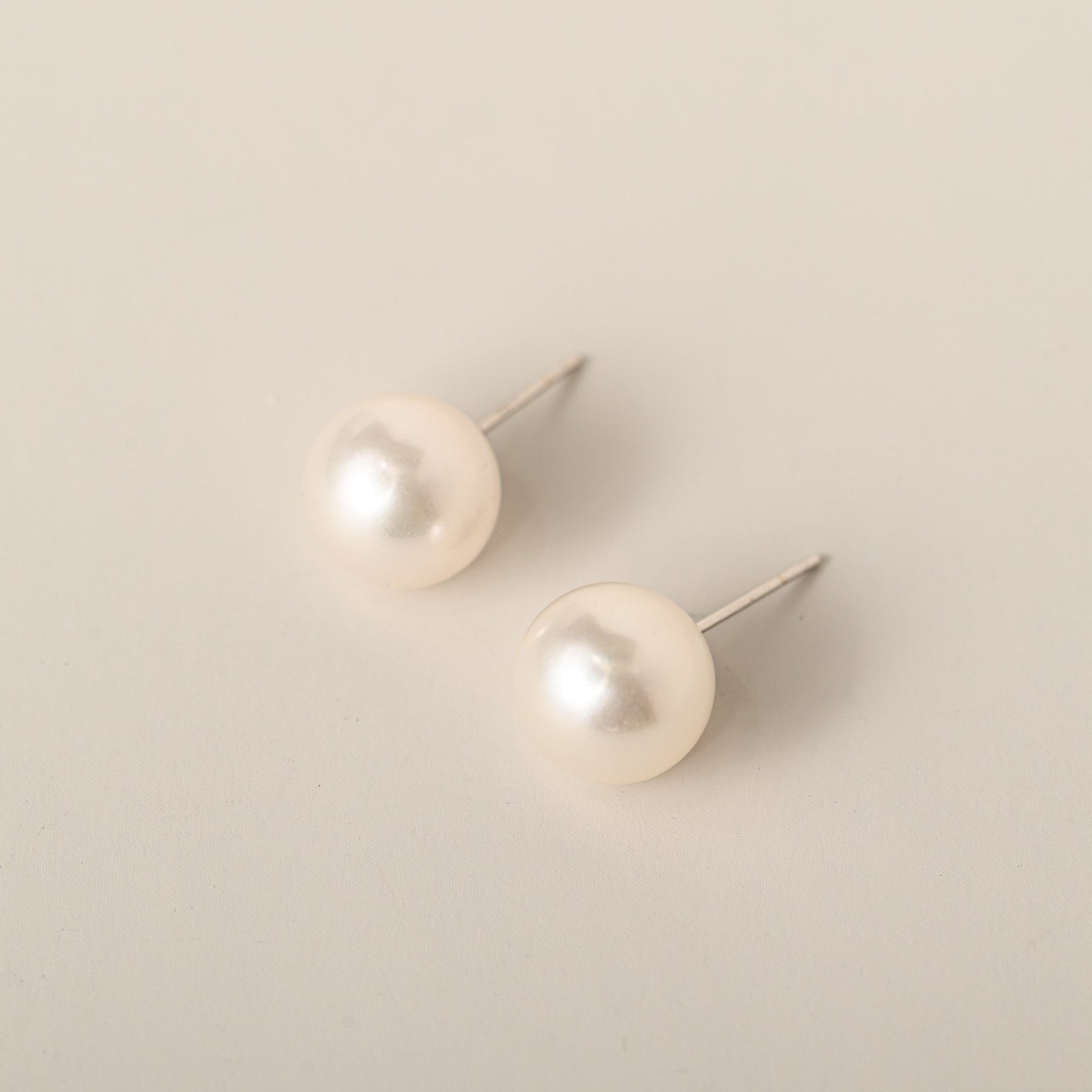 9.5mm medium round freshwater pearl stud earrings 18k white gold