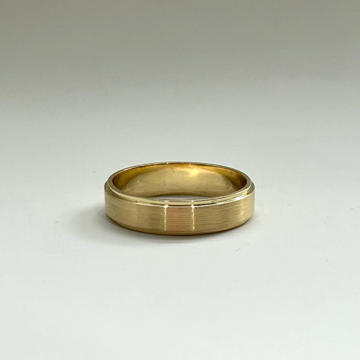 14KY 4.9mm Stepped Edge Satin Finish Men's Band, Size 8.75