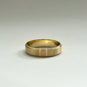 14KY 4.9mm Stepped Edge Satin Finish Men's Band, Size 8.75