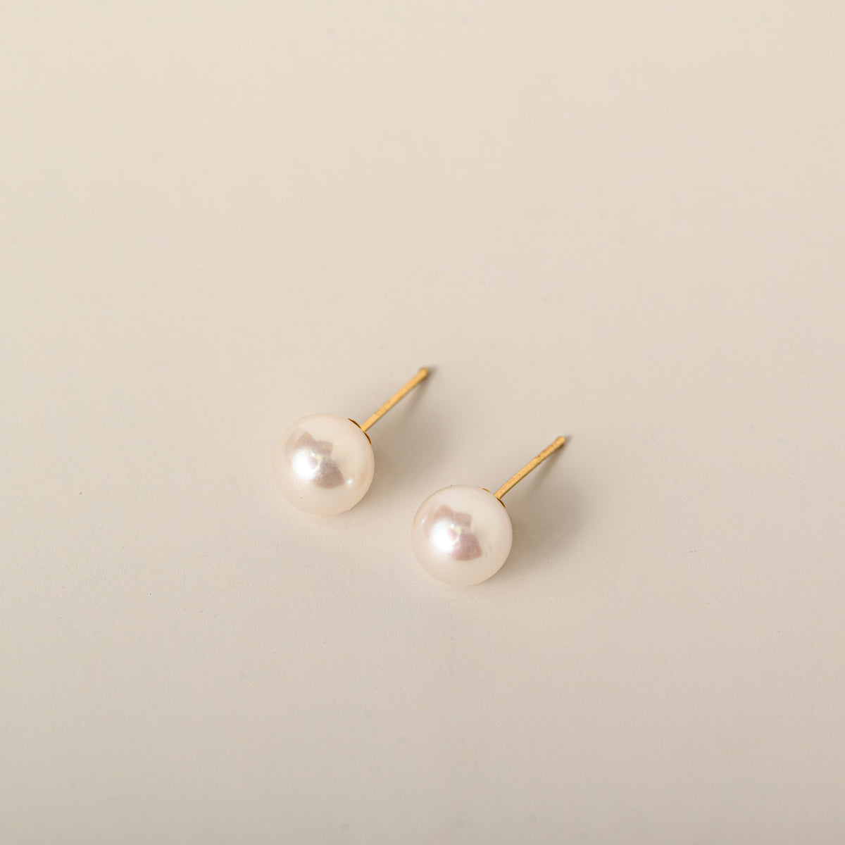 7.5mm round freshwater pearl stud earrings 18k yellow gold